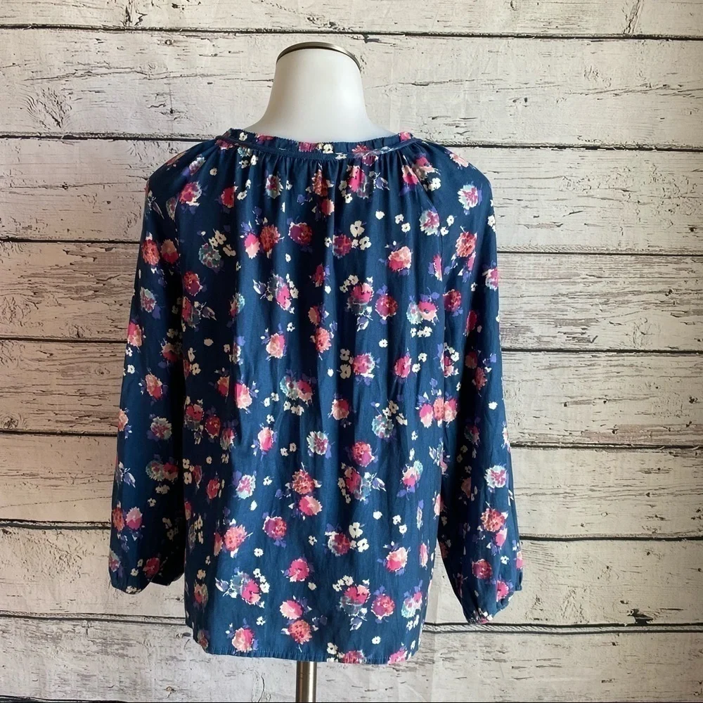 American Eagle blue floral top